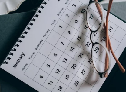 kalendarz i okulary na nim