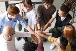 ludzie trzymający się za ręce